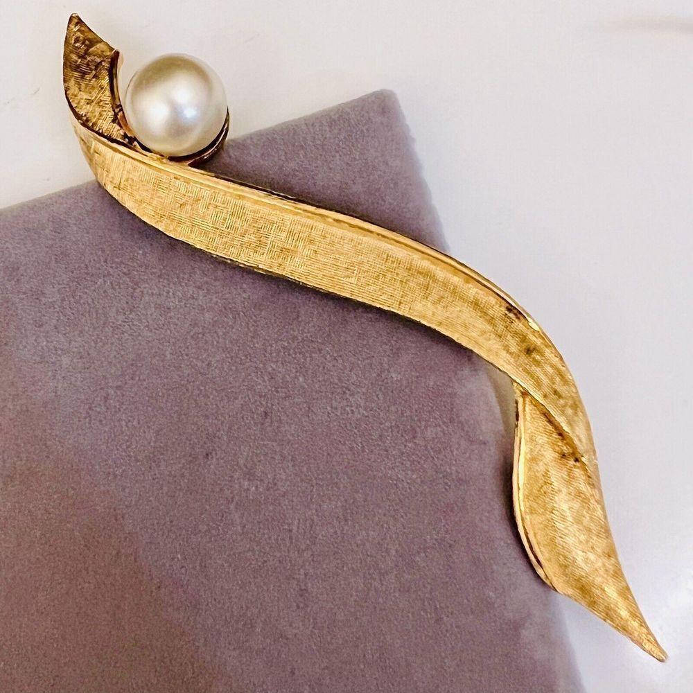 Vintage Coro Pegasus Brooch Brushed Gold Pearl Long Lapel Pin 4" Ribbon 1077